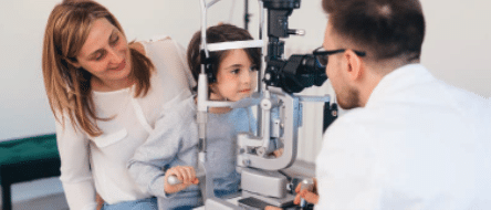 Jenny juste avant point 1 parent and child getting child's eyes examened