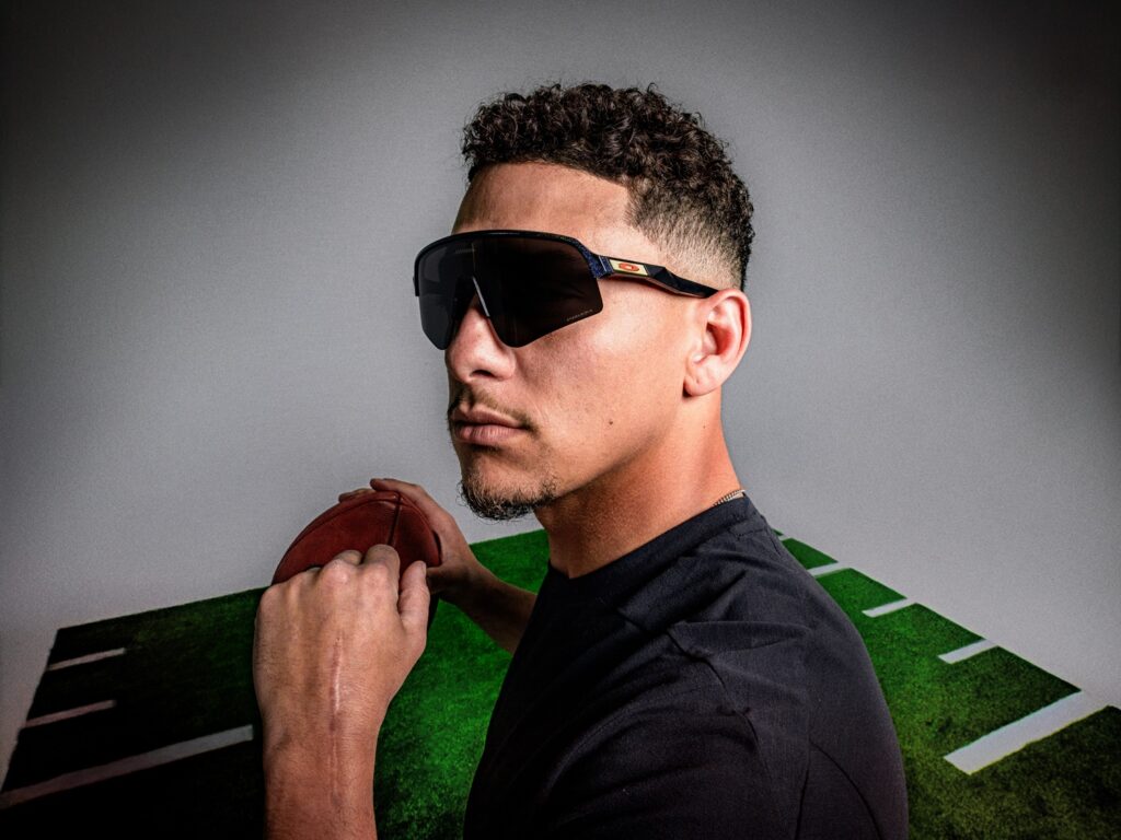 2025_NA_Football_PM_Sig_Series_Sutro_Lite_PatrickMahomes Oakley